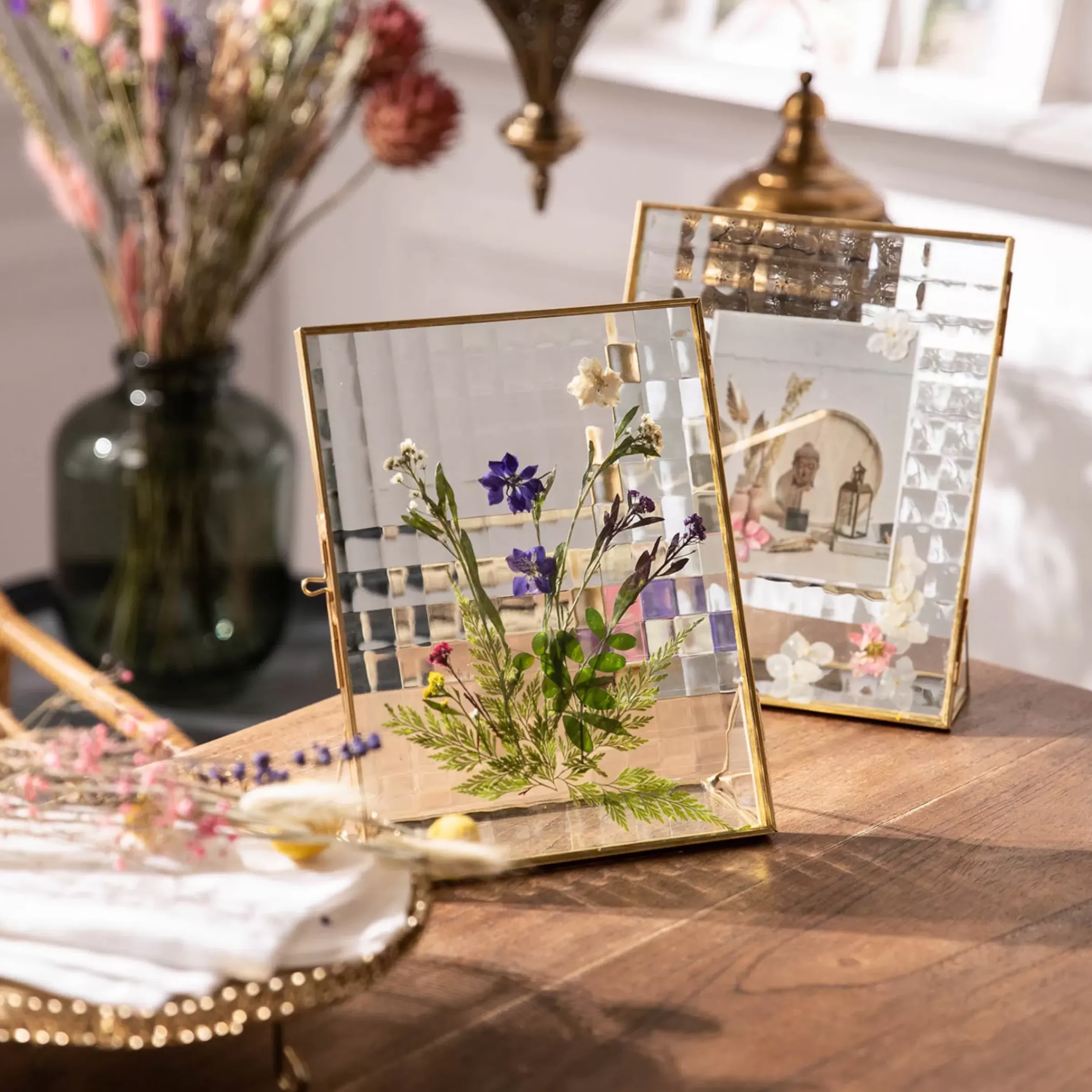 Depot Melange De Fleurs Et De Feuilles Sechees, Presse